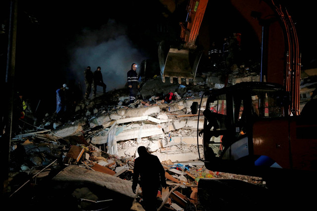 Tim penyelamat bekerja di gedung yang runtuh, setelah gempa bumi di Osmaniye, Turki, Senin (6/2/2023). Foto: Dilara Senkaya/REUTERS
