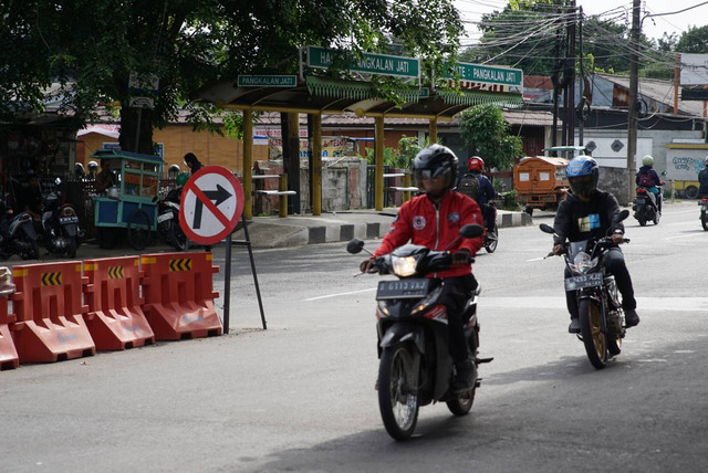Sejumlah pengendara melintasi U-turn (Putaran) di kawasan Jatiwaringin, Jakarta pada Selasa (7/2/2023). Foto: Iqbal Firdaus/kumparan
