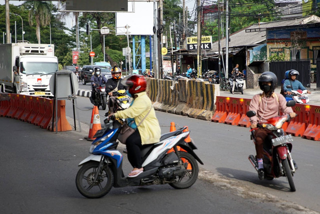 Sejumlah pengendara melintasi U-Turn (Putaran) di kawasan Jatiwaringin, Jakarta pada Selasa (7/2/2023). Foto: Iqbal Firdaus/kumparan