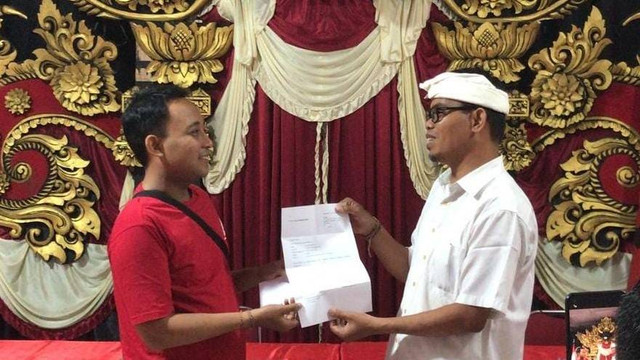 Penyerahan surat pengunduran diri tokoh PDIP Klungkung, Bali I Ketut Mandia (kanan) - IST