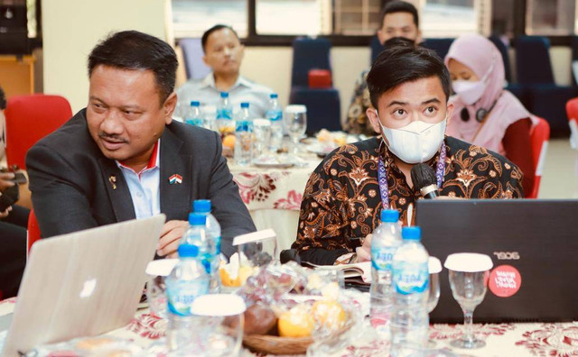 Penulis bersama Kabiro Hukum Kemenkopolhukam RI membahas Revisi Undang-Undang Otonomi Khusus Papua. Foto: dokpri
