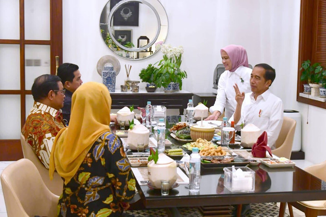 Presiden Jokowi bersama Ibu Negara Iriana Widodo saat makan malam bersama Erick Thohir, Pramono Anung, dan Gubernur Jatim Khofifah Indar Parawansa. Foto: Muchlis Jr/Biro Pers Sekretariat Presiden