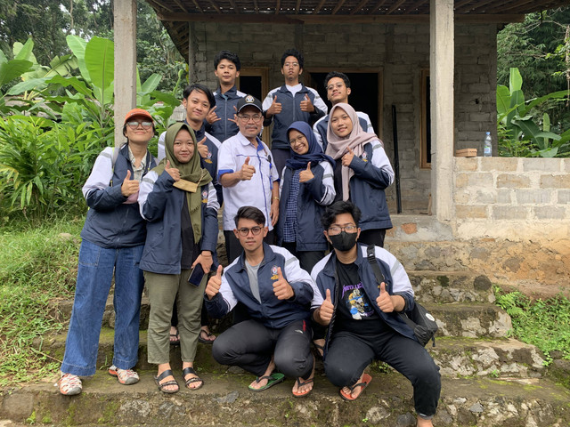 Dokumentasi Kebersamaan Mahasiswa dengan Dosen KKN.