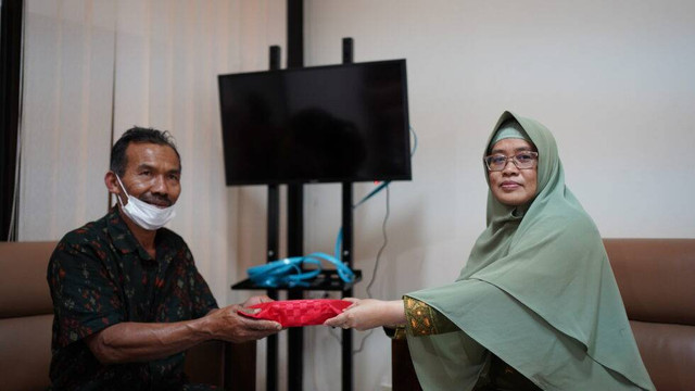 Rektor UNIMMA Secara Simbolis Memberikan Dana Bantuan