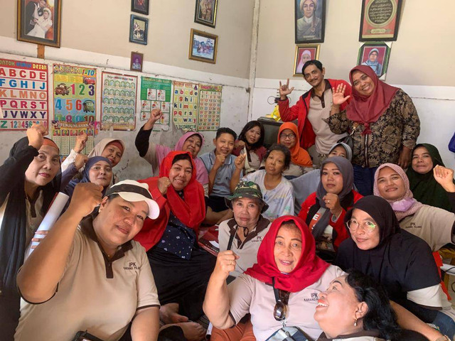 Ibu-ibu IPK saat menjenguk salah satu anggotanya yang sedang sakit. Minggu(6/2/2023)
