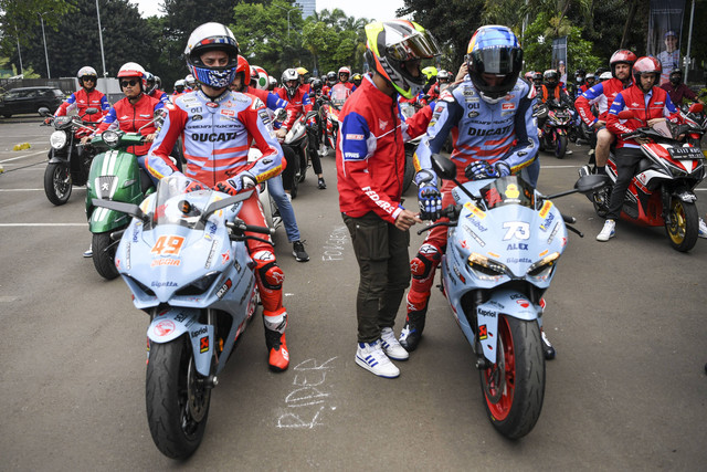 Pembalap Gresini Racing MotoGP 2023 Alex Marquez (kanan) bersama rekannya Fabio Di Giannantonio (kiri) bersiap berkendara bersama penggemar di Senayan Park, Jakarta, Selasa (7/2/2023). Foto: ANTARA FOTO/M Risyal Hidayat