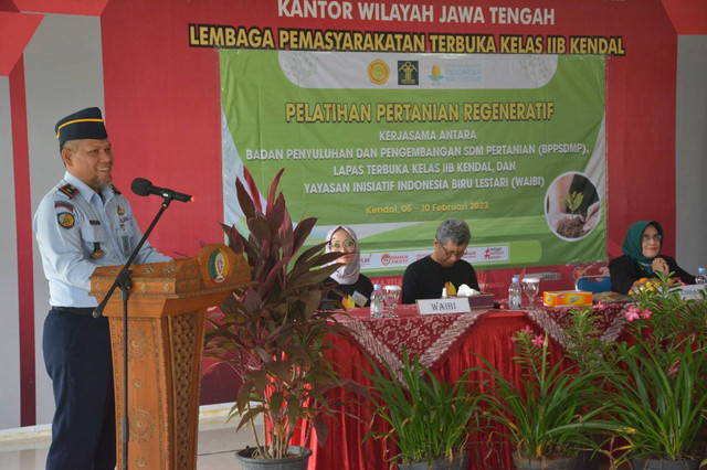 Kalapas Terbuka Kendal saat memberikan sambutan pada acara pembukaan pelatihan pertanian regeneratif - Foto Lapas Terbuka Kendal