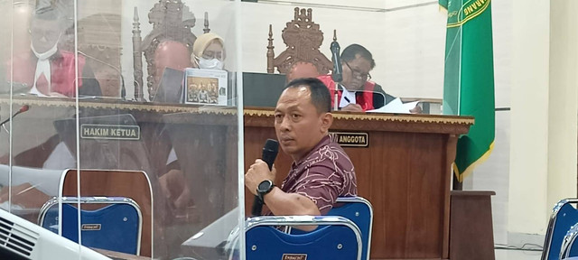 Kombes Pol Joko Sumarno saat dihadirkan sebagai saksi dalam sidang perkara suap penerimaan mahasiswa baru Universitas Lampung di Pengadilan Negeri Tanjung Karang, Bandar Lampung. | Foto : Galih Prihantoro/ Lampung Geh