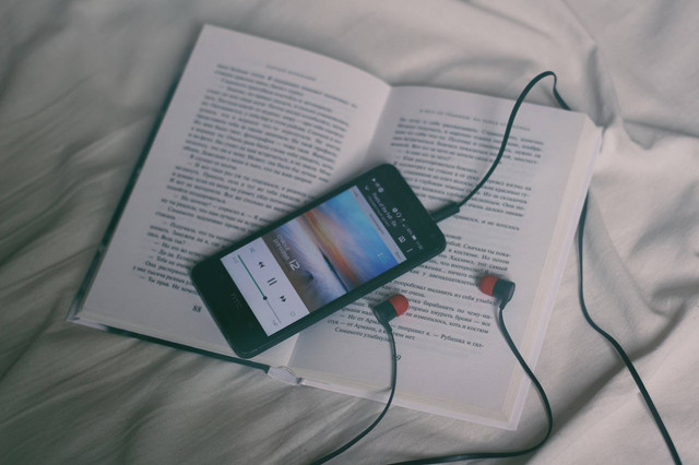 Ilustrasi Jawaban TTS untuk Mengeluarkan, Menerbitkan Buku, Film, Album, Lagu. Foto: dok.  Konstantin Dyadyun (Unsplash.com)