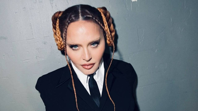 Wajah Madonna saat hadiri Grammy Awards 2023 dikritik oleh netizen. Foto: Instagram/@madonna