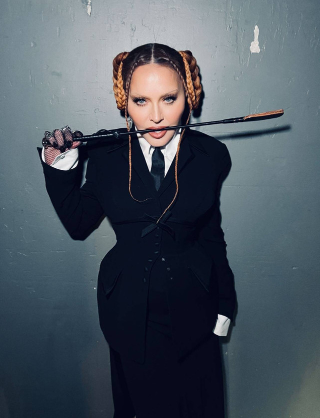 Wajah Madonna saat hadiri Grammy Awards 2023 dikritik oleh netizen. Foto: Instagram/@madonna