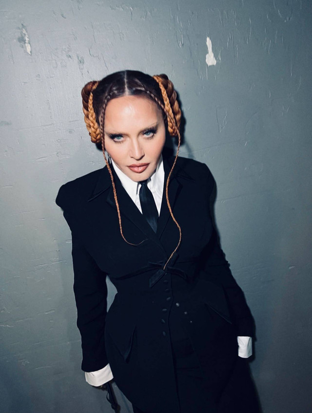 Wajah Madonna saat hadiri Grammy Awards 2023 dikritik oleh netizen. Foto: Instagram/@madonna