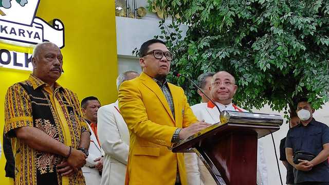 Wakil Ketua Umum Partai Golkar Ahmad Doli Kurnia dalam konferensi pers di Kantor DPP Partai Golkar, Selasa (7/2/2023). Foto: Zamachsyari/Kumparan