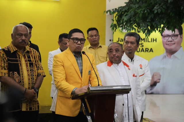Sekjen PKS Habib Aboe Bakar Al-Habsyi dan Wakil Ketua Umum DPP Partai Golkar Ahmad Doli Kurnia menyampaikan keterangan kepada wartawan usai melakukan pertemuan di Kantor DPP Partai Golkar, Selasa (7/2/2023). Foto: Jamal Ramadhan/kumparan