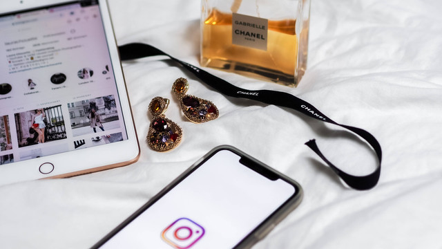 Caption untuk Jualan Baju di Instagram, Foto: Unsplash/Laura Chouette.