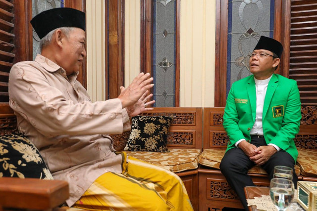 Plt Ketua Umum PPP Muhamad Mardiono ketika mendapatkan arahan dari pimpinan Pondok Pesantren Sukahideng KH Ii Abdul Basith, Selasa (7/2/2023). Foto: Dok. Istimewa