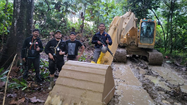 Tim Subdit IV Tipidter Ditreskrimsus Polda Aceh mengungkap kasus ilegal mining di Desa Agoy, Kecamatan Beutong, Kabupaten Nagan Raya, Aceh. Foto: Humas Polda Aceh 