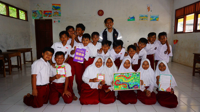 Foto Bersama dengan anak-anak kelas 4, 5 dan 6 SDN Gumawang 01