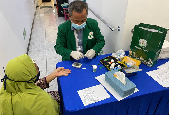 Perawat saat melayani pasien. Profesi sebagai perawat tidaklah mudah. Karena yang dihadapi adalah orang sakit serta keluarga pasien yang terus khawatir dan bingung. Foto: Dok. Fakultas Keperawatan dan Kebidanan (FKK) Unusa