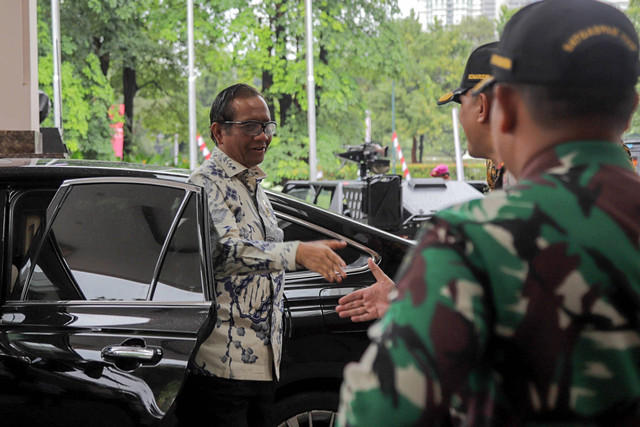 Menkopolhukam Mahfud MD tiba untuk menghadiri Rapim TNI-POLRI T.A 2023 di Hotel Sultan, Jakarta, Rabu (8/2/2023). Foto: Jamal Ramadhan/kumparan