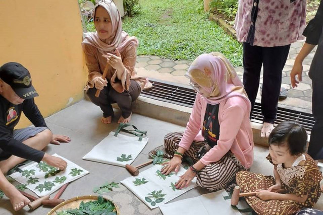 Relawan Mak Ganjar menggelar pelatihan membuat kerajinan tangan dengan teknik ecoprint untuk ibu-ibu di Kahut Sigerbori yang ada di Kecamatan Kedaton, Bandar Lampung. Foto: Dok. Istimewa