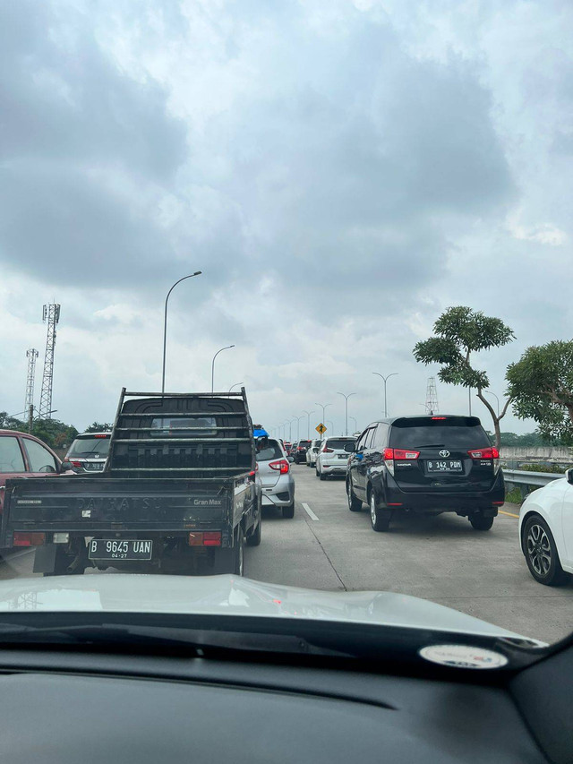 Imbas demo pembebasan lahan di Exit Tol Jatikarya. Foto: kumparan