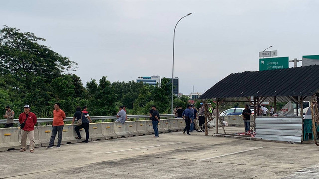 Warga blokade pintu keluar jalan tol Jatikarya, Cibubur, Rabu (8/2/2023). Foto: Rinjani Meisa/kumparan