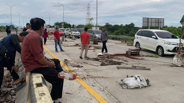 Warga blokade pintu keluar jalan tol Jatikarya, Cibubur, Rabu (8/2/2023). Foto: Rinjani Meisa/kumparan