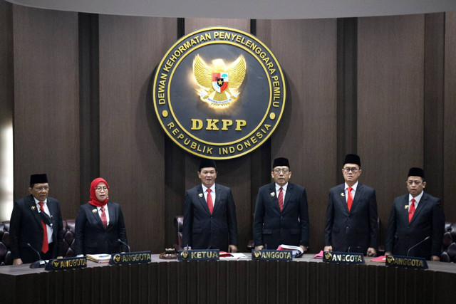 Majelis sidang dalam sidang pelanggaran kode etik anggota KPU di Gedung DKPP, Rabu (8/2/2023). Foto: Jamal Ramadhan/kumparan