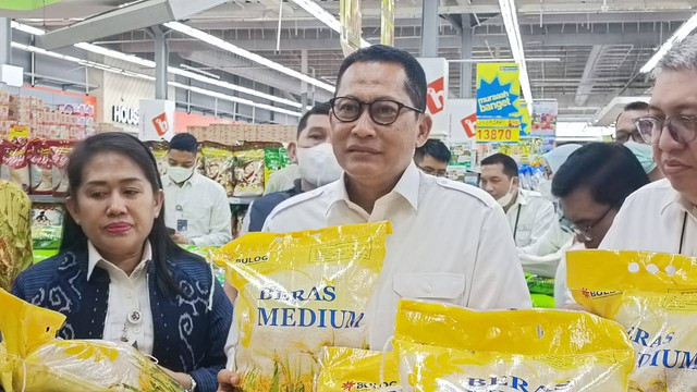 Direktur Utama Perum Bulog Budi Waseso di Hypermart Puri Indah, Rabu  (8/2/2023). Foto: Narda Margaretha Sinambela/kumparan