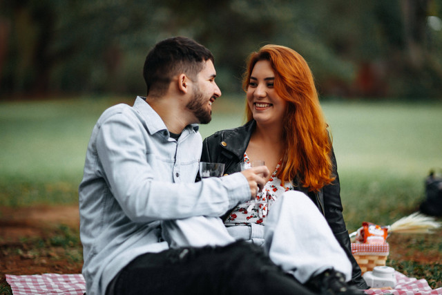 Ucapan Valentine buat pacar cewek, romantis tapi tetap cool. Foto: Pexels/Matheus Bertelli.