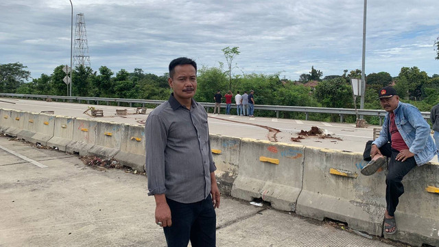 Gunun, ahli waris tanah Jatikarya, di Tol Jatikarya, Cibubur, Rabu (8/2/2023). Foto: Rinjani Meisa/kumparan