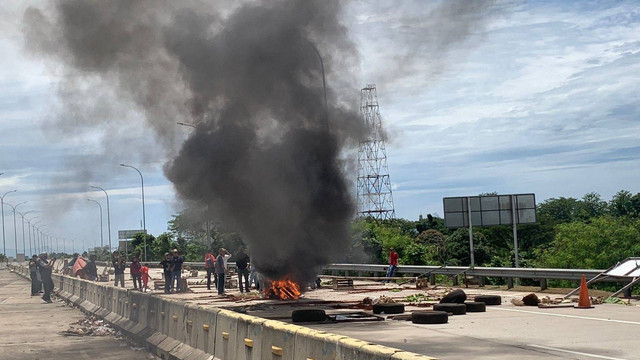 Warga Jatikarya mulai bakar ban, di jalan tol Jatikarya, Cibubur, Rabu (8/2/2023). Foto: Rinjani Meisa/kumparan