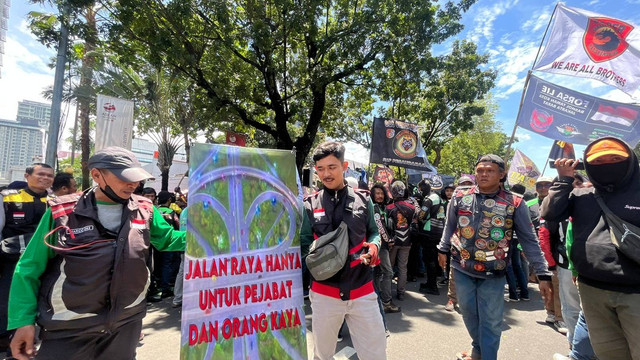 Ojol gelar aksi unjuk rasa tolak ERP di depan Balai Kota DKI Jakarta, Rabu (8/2/2023). Foto: Haya Syahira/kumparan