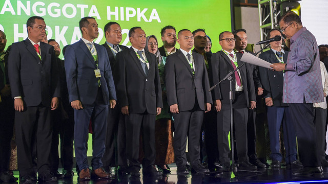 Ketua Dewan Penasehat BPP Himpunan Pengusaha KAHMI (HIPKA) Jusuf Kalla (kanan) melantik Ketua Umum BPP HIPKA Kamrussamad (kedua kiri) dan sejumlah pejabat BPP HIPKA hadir dalam Rapat Kerja Nasional dan pelantikan pengurus HIPKA periode 2023 - 2028. Foto: ANTARA FOTO/Galih Pradipta