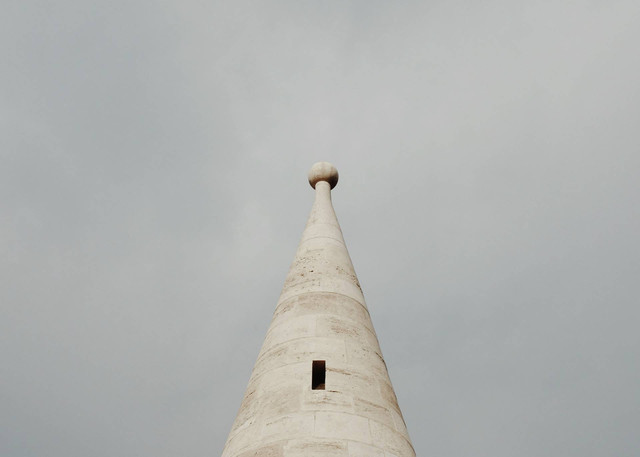 Ilustrasi Rumus Volume Kerucut . Sumber: Unsplash.com/Micaela Parente