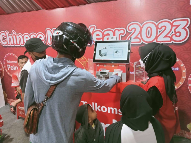 Proses upgrade jaringan 3G ke 4G. Foto: Dok. Telkomsel