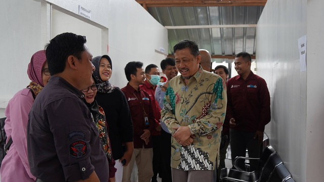 Pengurus Rumah Amal Salman sedang melihat Banguan Puskemas Cugenang yang dibandung Arsitek ITB, Selasa, 7 Februari 2023.