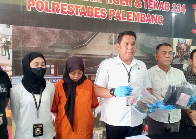 Gadis bernama Desi ditangkap polisi usai mencuri uang di tempatnya bekerja. (ist)