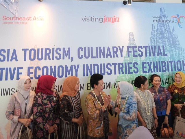 Ratu Kraton Yogya, GKR Hemas (tengah), usai membuka gelaran ATF. Teltonika Telematics bekerjasama dengan PT Cleva Citra Prima, mengikuti Travex Asian Tourism Forum (ATF) di JEC, Yogyakarta, 2-5 Februari 2023. 