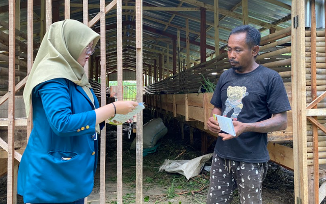 Mahasiswa KKN Undip sedang memberikan pemaparan mengenai tata cara pembuatan Desinfektan untuk kandang dari Pemutih Pakaian ke pengelola peternakan Desa Wisnu (23/01/2023)