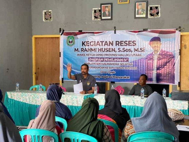 M. Rahmi Husen, saat reses di Pulau Obi, Halmahera Selatan, Maluku Utara. Foto: Istimewa