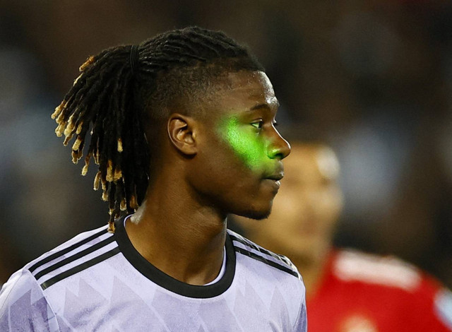 Tembakan laser dilakukan suporter dan mengenai Eduardo Camavinga saat laga Al Ahly SC vs Real Madrid dalam laga semifinal Piala Dunia Antarklub 2022/23 di Stadion Moulay Abdellah, Rabat, Maroko, pada 9 Februari 2023. Foto: REUTERS/Andrew Boyers
