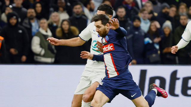 Lionel Messi (kanan) beraksi saat laga Marseille vs Paris Saint-Germain (PSG) dalam 16 besar Piala Prancis 2022/23 di Stade Velodrome pada 9 Februari 2023. Foto: REUTERS/Eric Gaillard