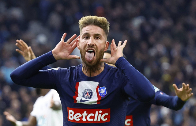 Sergio Ramos mencetak gol saat laga Marseille vs Paris Saint-Germain (PSG) dalam 16 besar Piala Prancis 2022/23 di Stade Velodrome pada 9 Februari 2023. Foto: REUTERS/Eric Gaillard