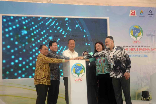 Menteri Perindustrian RI, Agus Gumiwang Kartasasmita saat meresmikan pabrik daur ulang PET berteknologi food grade milik PT. Bumi Indus Padma Jaya (BIPJ) di Jombang, Jawa Timur, Rabu (8/2). Dok. Le Minerale.