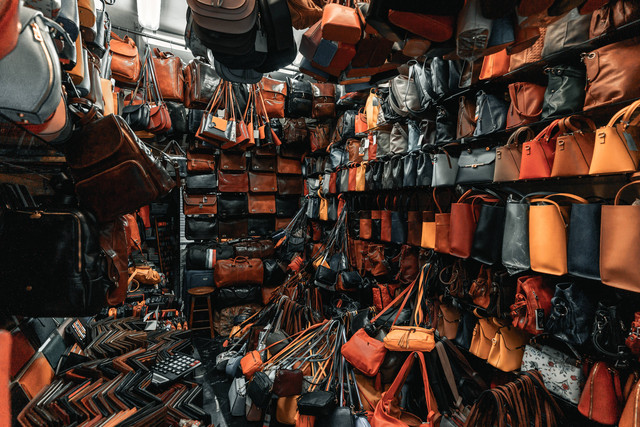   Caption untuk Jualan Tas yang Menarik, Foto Unsplash/Clay Banks