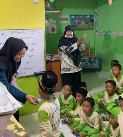 Untuk membantu meningkatkan kemampuan bahasa Inggris sejak dini mahasiswa KKN Undip Tim I Desa Pengabean, Kecamatan Dukuhturi telah melaksanakan program keilmuan mengenai memilah sampah dan belajar bahasa Inggris dengan games yang menyenangkan di TK Masyithoh. Dalam program ini, siswa dilatih memilah sampah menggunakan potongan beberapa gambar yakni contoh benda berdasarkan dua kategori pemilahan sampah (organik dan anorganik) yang sudah dibuat semenarik mungkin supaya anak-anak bisa bermain dan belajar bahasa Inggris menjadi sangat antusias dan menyenangkan. Sebelum melakukan games, kegiatan ini melibatkan siswa-siswi kelas B1 dan B2 untuk menuliskan ulang kata bahasa Inggris yang tertera di halaman belakan potongan gambar. Selanjutnya, bagi siswa-siswi yang dapat memasukkan potongan gambar sesuai kategori akan diberi hadiah yang menarik dan membuat semakin semangat. Di akhir kelas juga dipaparkan mengenai pentingnya menguasai bahasa Inggris serta manfaatnya.