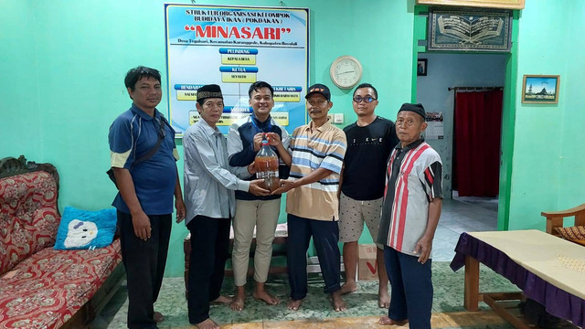 penyerahan hasil pembuatan pupuk organik cair limbah lele