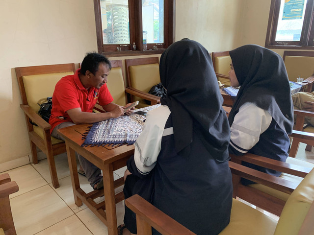 Mahasiswa KKN Tim 1 Undip menyampaikan progres program kerja pengisian website desa kepada perangkat desa. Foto: Dokumen pribadi (Selasa, 24 Januari 2023)